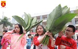 Học sinh Hà Nội thích thú gói bánh chưng ngày Tết